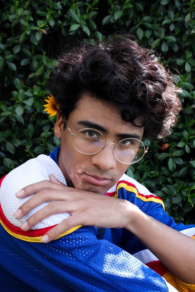 在蓝白相间的衬衫戴眼镜的女人
